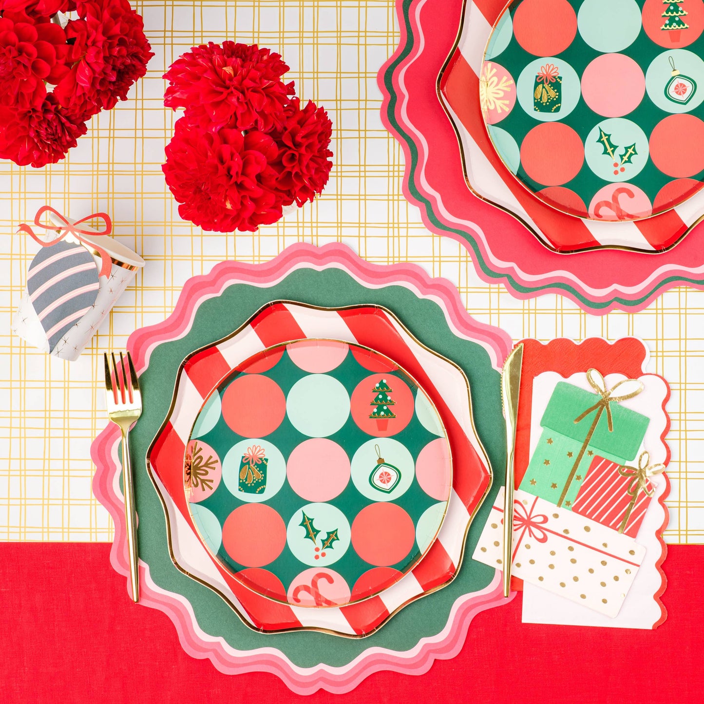 Holiday Stripes Scalloped Dinner Paper Plates