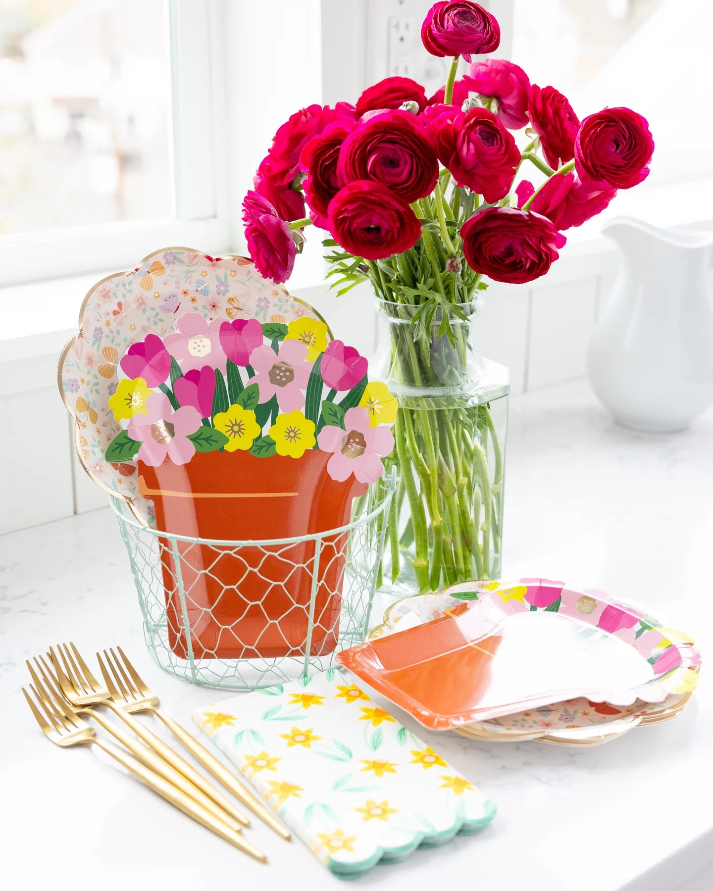 Tossed Daffodil Scallop Guest Napkins - Thumbnail 2