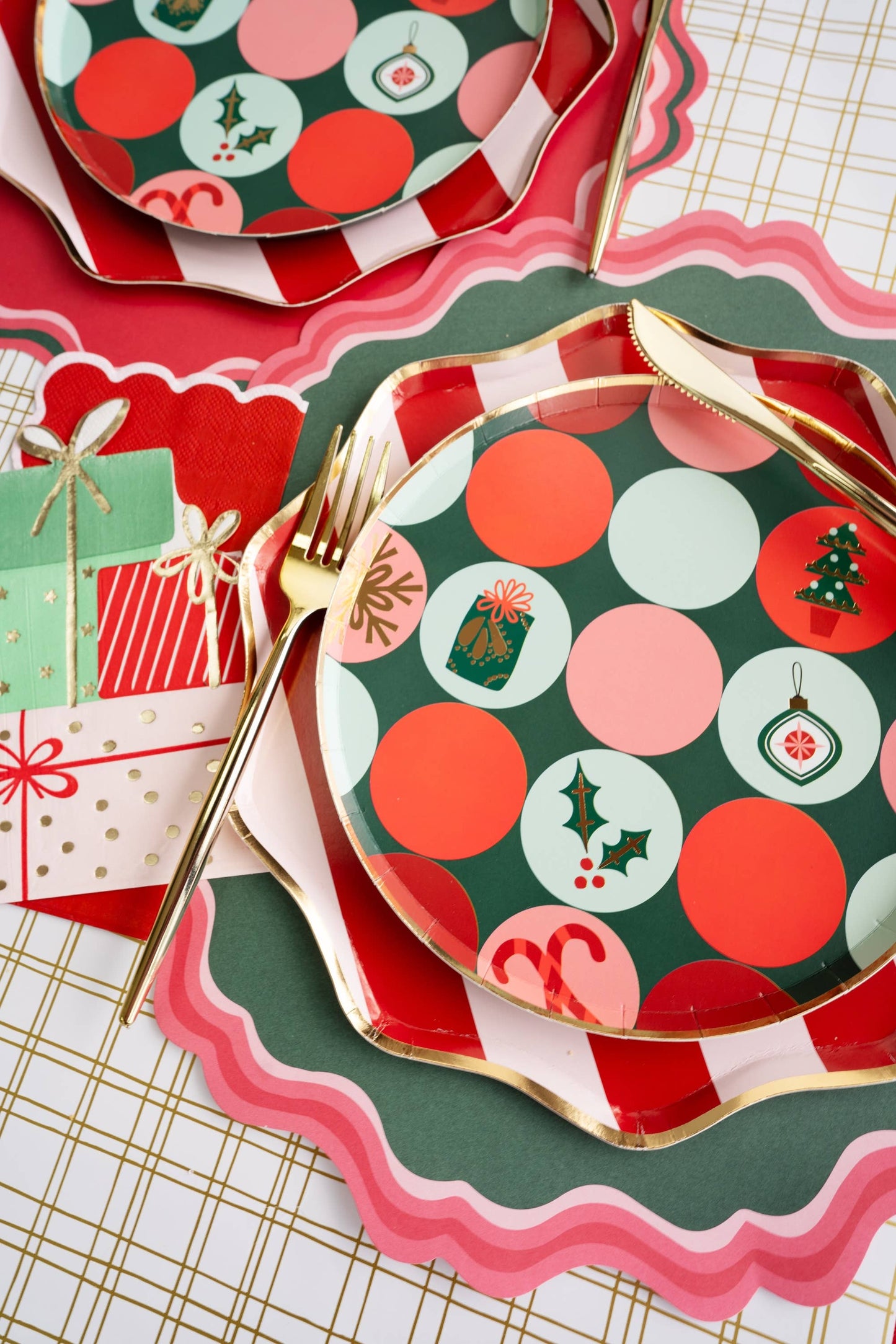 Holiday Stripes Scalloped Dinner Paper Plates