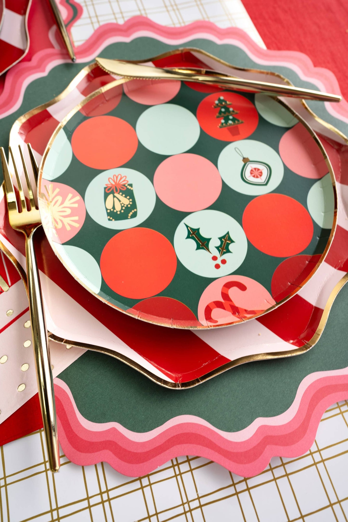 Holiday Stripes Scalloped Dinner Paper Plates